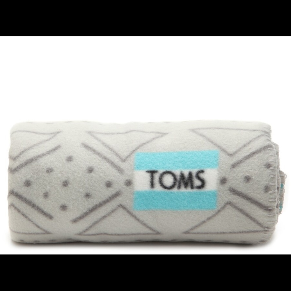 NWT TOMS Shoes Fleece Polyester Aztec Tribal Print Blanket Grey Cozy Coverup